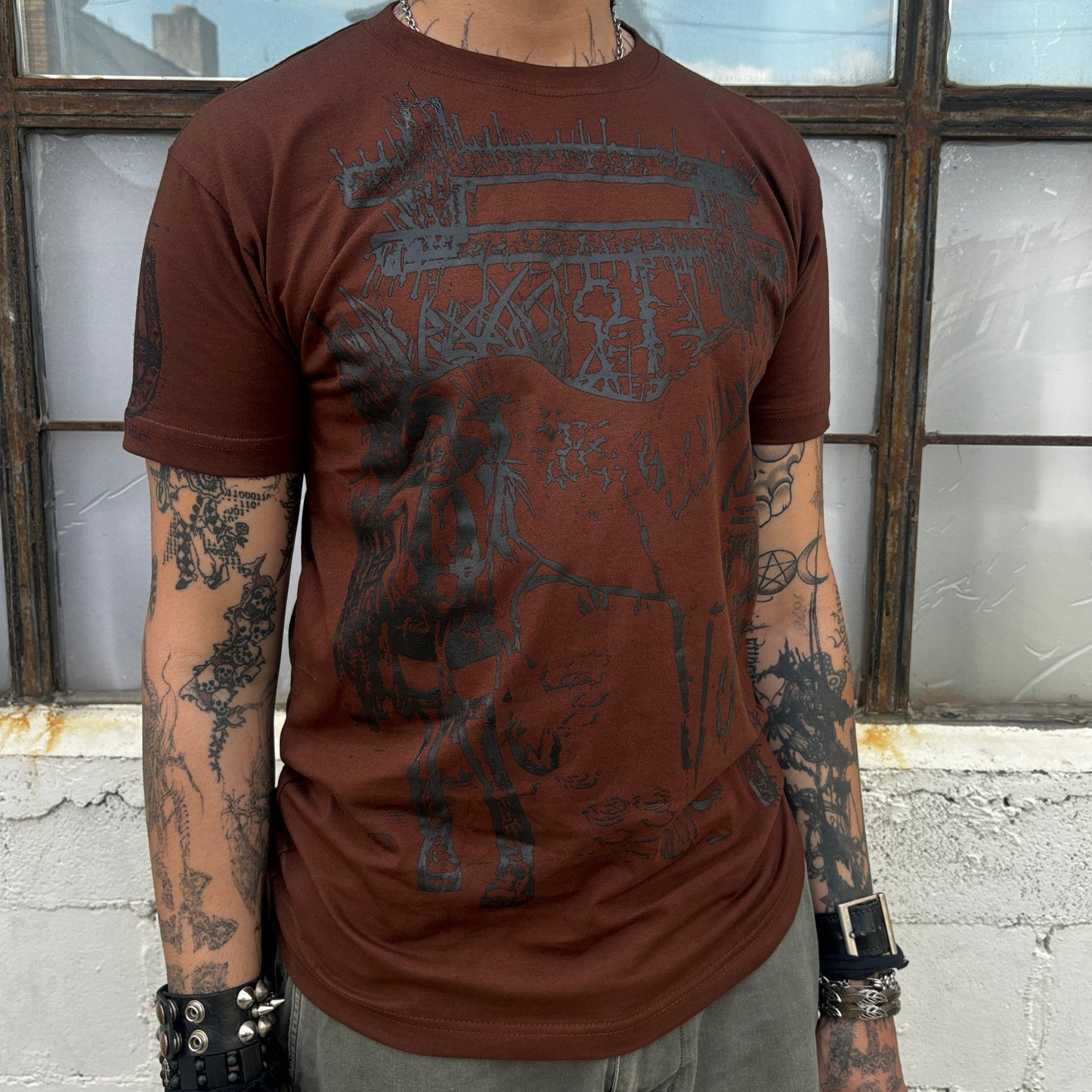 brown / black lyrico tee