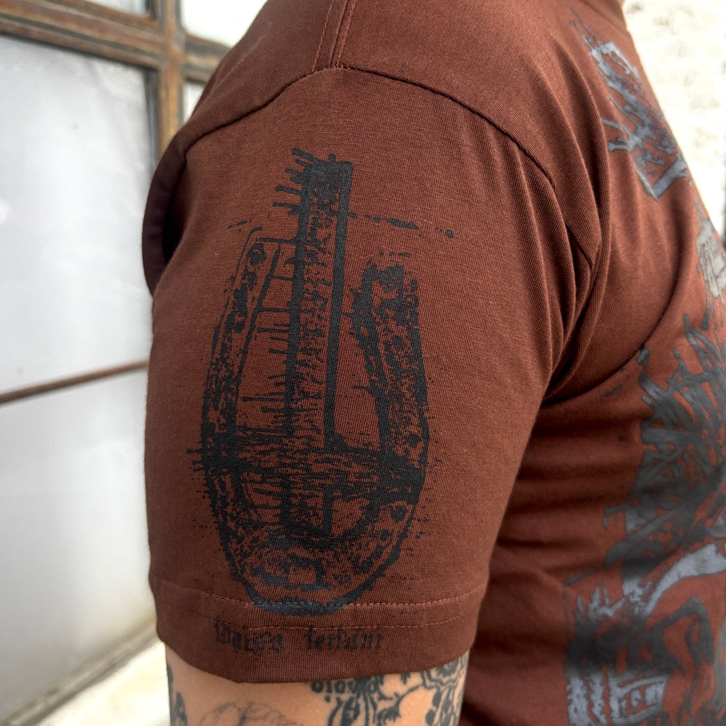 brown / black lyrico tee
