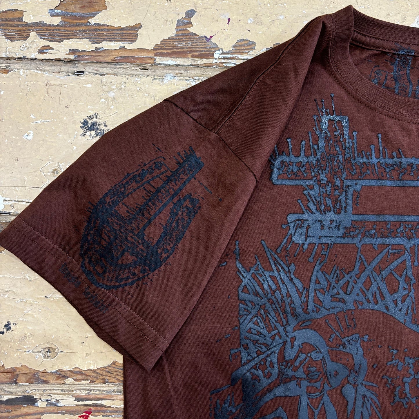 brown / black lyrico tee