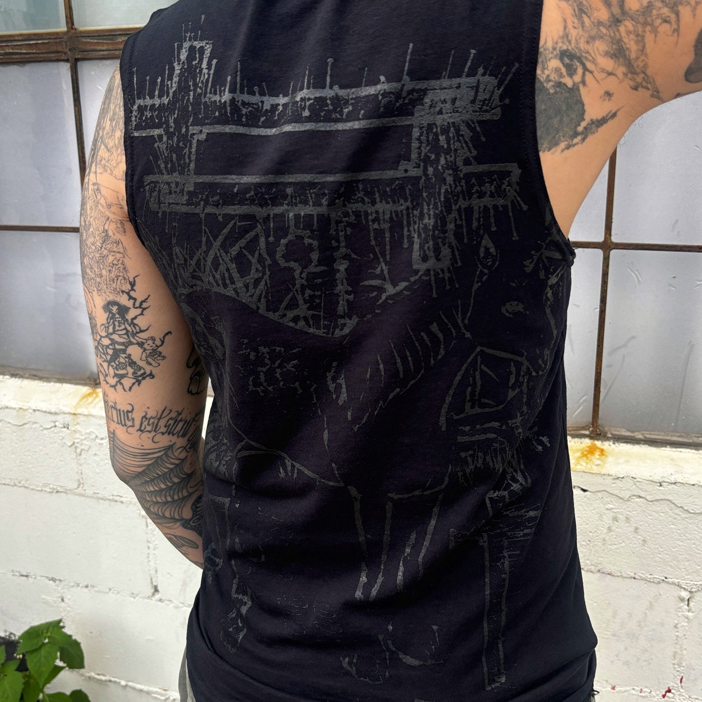 gunmetal / black lyrico muscle tee